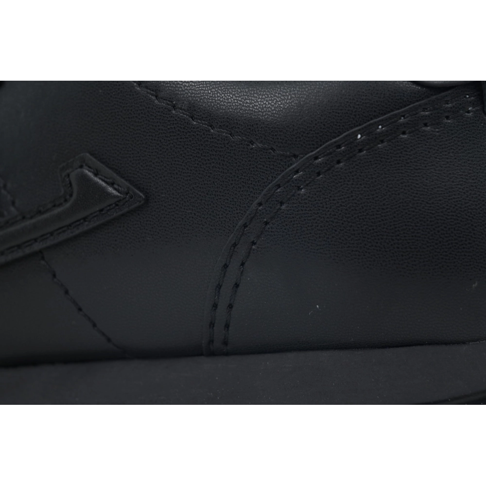 LV BUTTERSOFT Sneaker Lambskin/Plain Calf Leather Black 1AIKEO