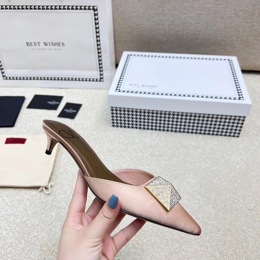 Valentino slippers 098,Valentino Slippers,Slides Slippers,More Brands