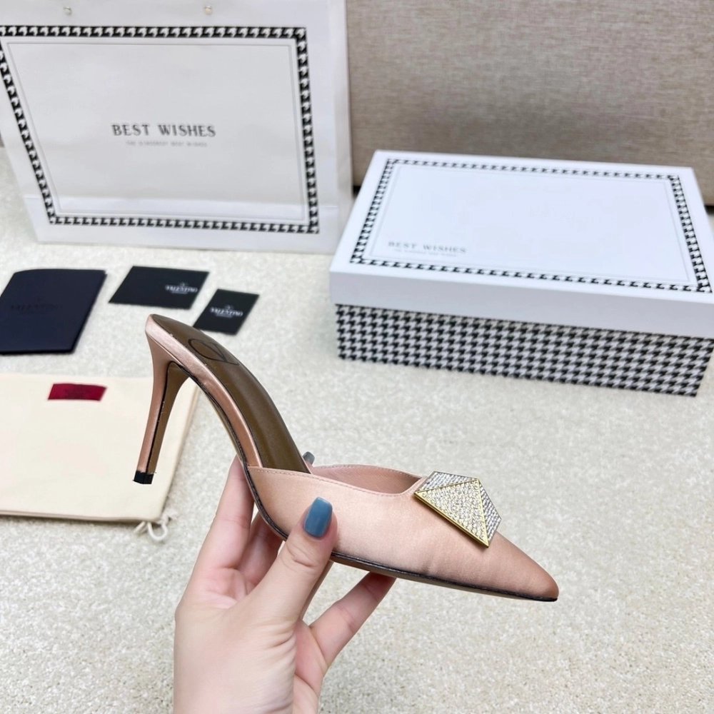 Valentino slippers 098,Valentino Slippers,Slides Slippers,More Brands