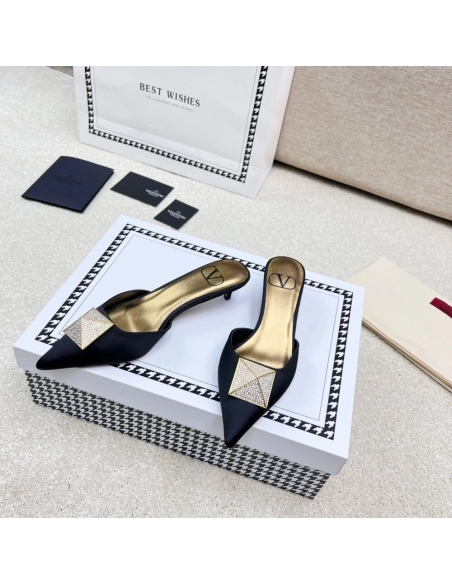 Valentino slippers 100,Valentino Slippers,Slides Slippers,More Brands
