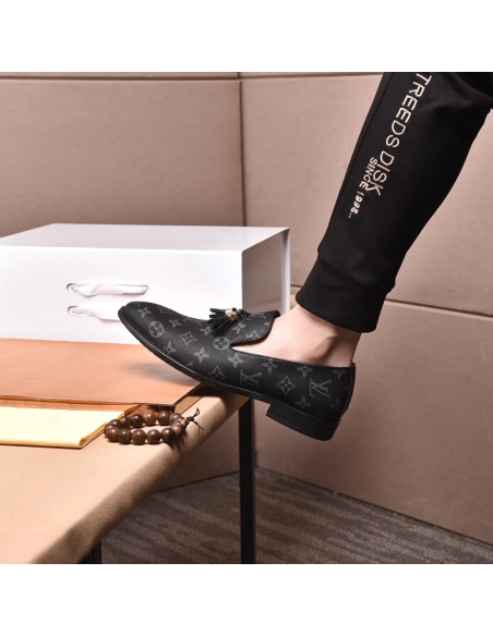 Louis Vuitton leather shoes 126,Louis Vuitton Leather Shoes,LOUIS VUITTON Sneakers,Business Shoes