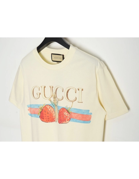 Reps Gucci 24ss classic letter LOGO strawberry print T-shirt,All order with free shipping Reps Gucci