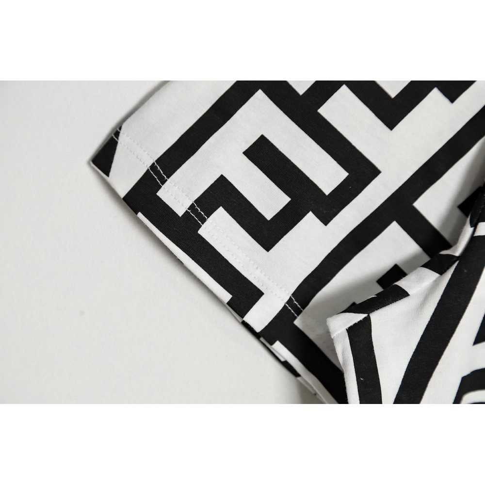 FENDI 23SS black and white full letter short-sleeved T-shirt,All order with free shipping Fendi