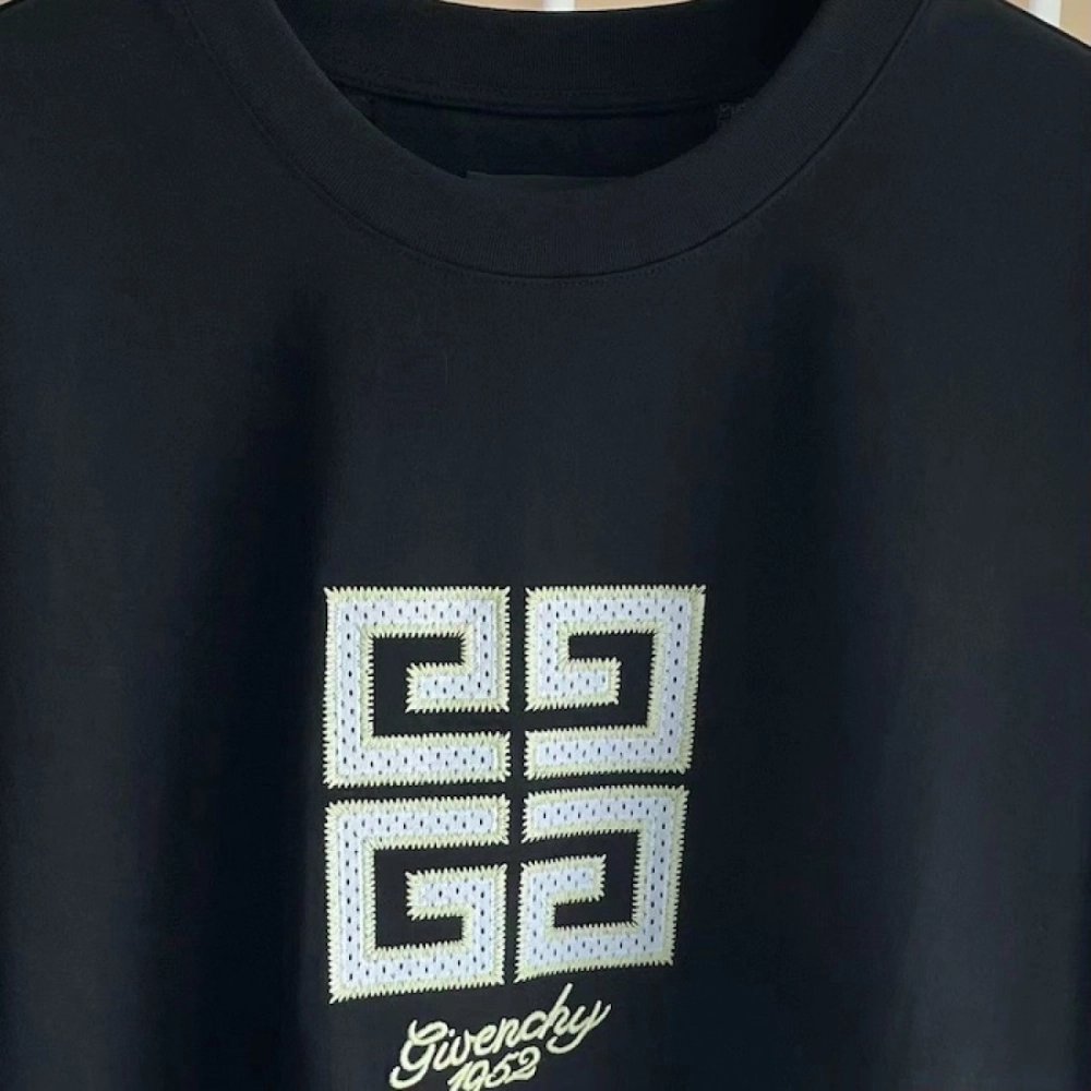 Givenchy 4G t-shirt in cotton Black,Givenchy T Shirt,Tshirt,Low price high quality.