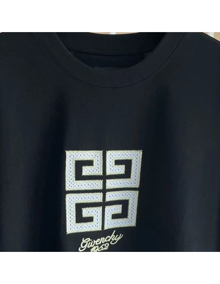 Givenchy 4G t-shirt in cotton Black,Givenchy T Shirt,Tshirt,Low price high quality.