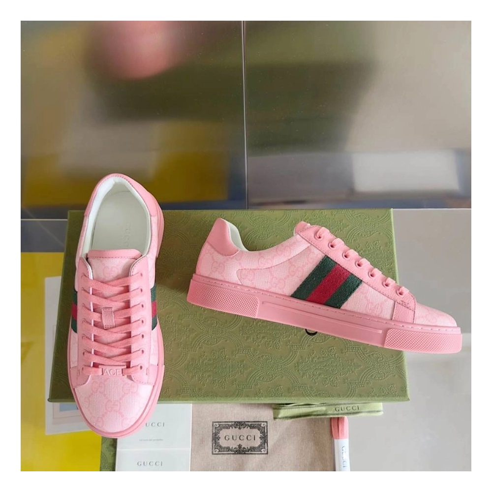 FashionStatement,GUCCI,IconicStyle,ItalianCraftsmanship,LuxuryFootwear,SNEAKER
