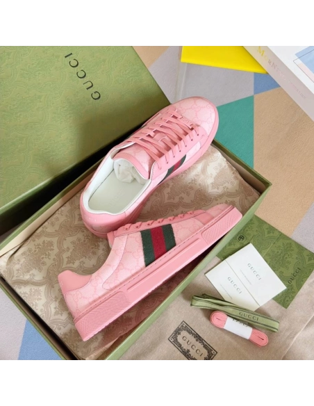 FashionStatement,GUCCI,IconicStyle,ItalianCraftsmanship,LuxuryFootwear,SNEAKER