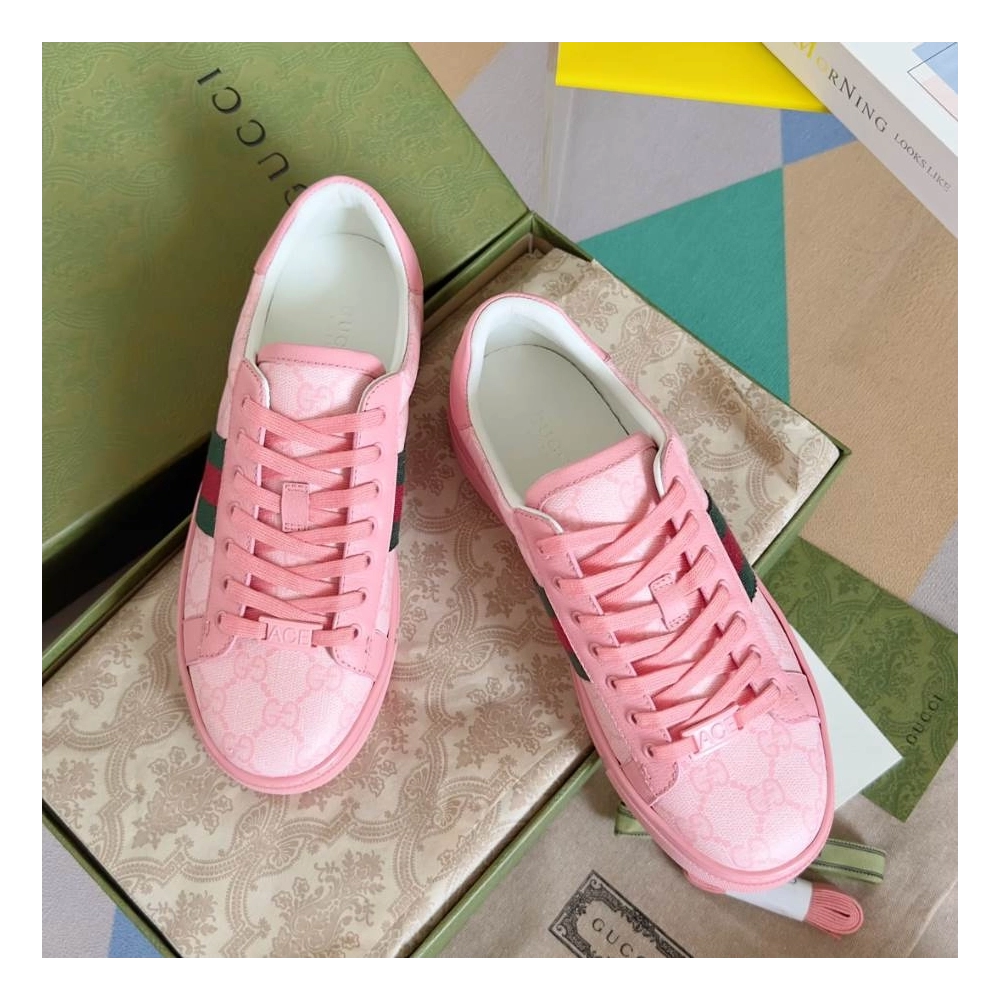 FashionStatement,GUCCI,IconicStyle,ItalianCraftsmanship,LuxuryFootwear,SNEAKER