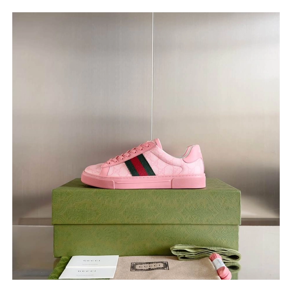 FashionStatement,GUCCI,IconicStyle,ItalianCraftsmanship,LuxuryFootwear,SNEAKER