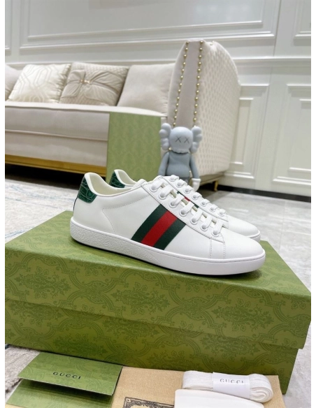 FashionStatement,GUCCI,IconicStyle,ItalianCraftsmanship,LuxuryFootwear,SNEAKER