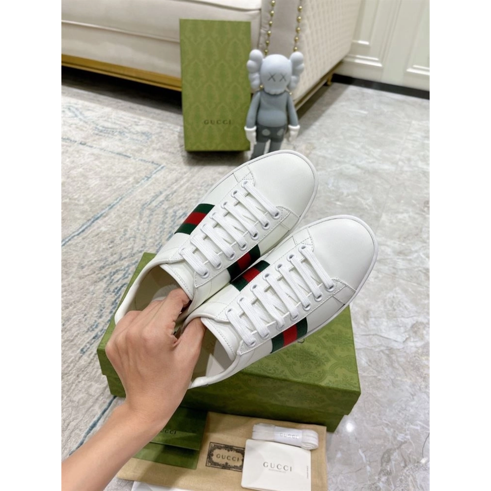 FashionStatement,GUCCI,IconicStyle,ItalianCraftsmanship,LuxuryFootwear,SNEAKER