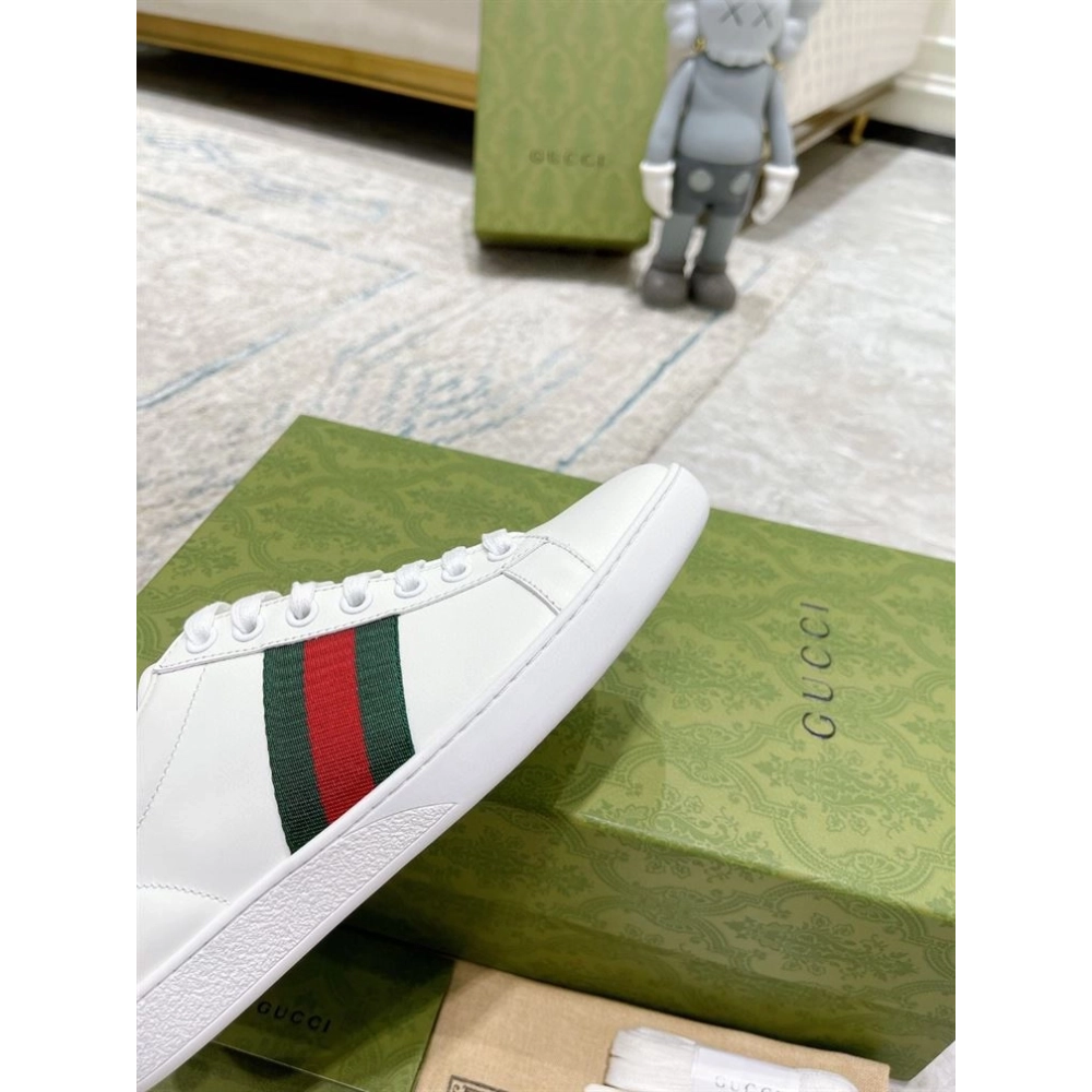 FashionStatement,GUCCI,IconicStyle,ItalianCraftsmanship,LuxuryFootwear,SNEAKER