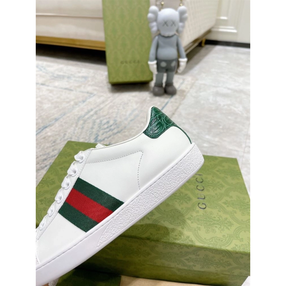 FashionStatement,GUCCI,IconicStyle,ItalianCraftsmanship,LuxuryFootwear,SNEAKER