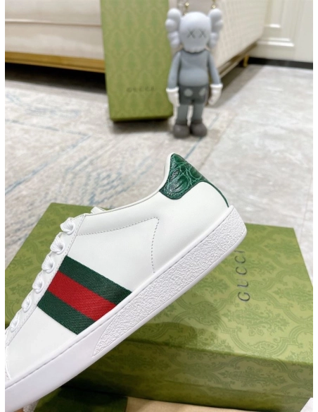 FashionStatement,GUCCI,IconicStyle,ItalianCraftsmanship,LuxuryFootwear,SNEAKER