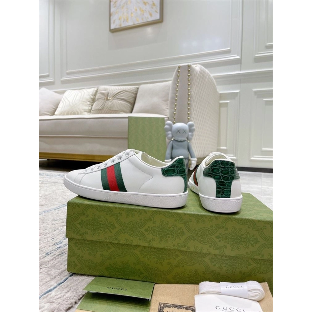 FashionStatement,GUCCI,IconicStyle,ItalianCraftsmanship,LuxuryFootwear,SNEAKER