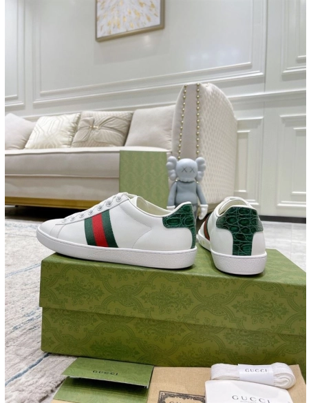 FashionStatement,GUCCI,IconicStyle,ItalianCraftsmanship,LuxuryFootwear,SNEAKER