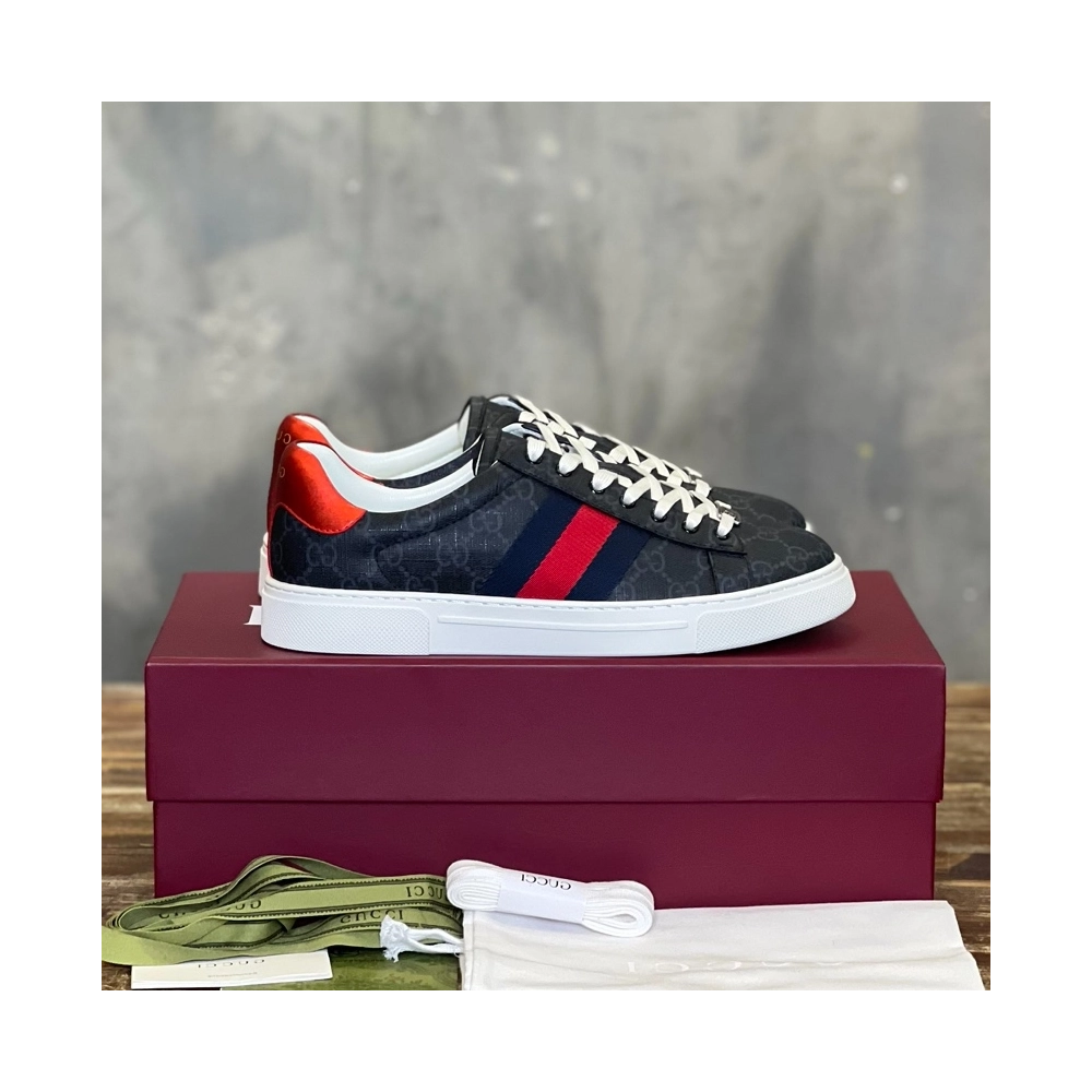 FashionStatement,GUCCI,IconicStyle,ItalianCraftsmanship,LuxuryFootwear,SNEAKER