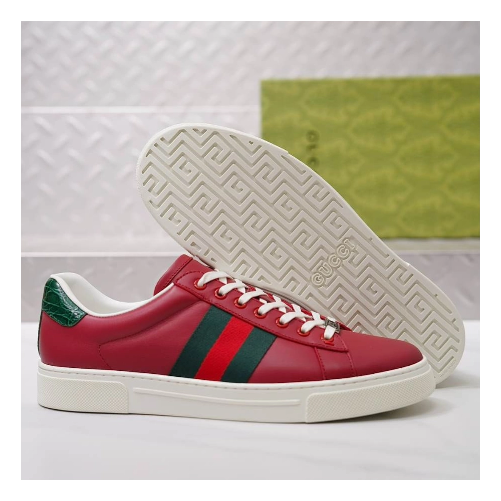 FashionStatement,GUCCI,IconicStyle,ItalianCraftsmanship,LuxuryFootwear,SNEAKER
