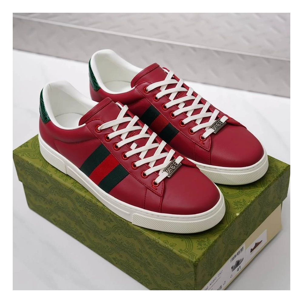 FashionStatement,GUCCI,IconicStyle,ItalianCraftsmanship,LuxuryFootwear,SNEAKER