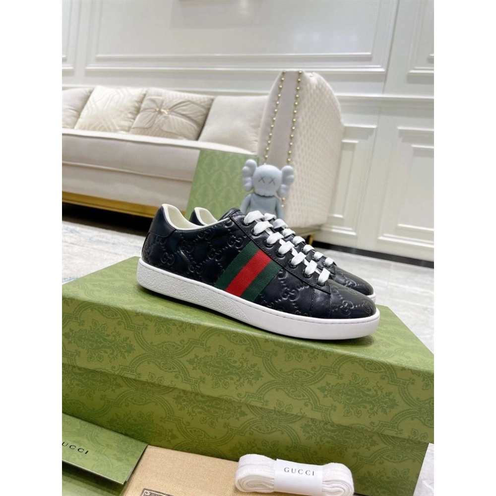 FashionStatement,GUCCI,IconicStyle,ItalianCraftsmanship,LuxuryFootwear,SNEAKER