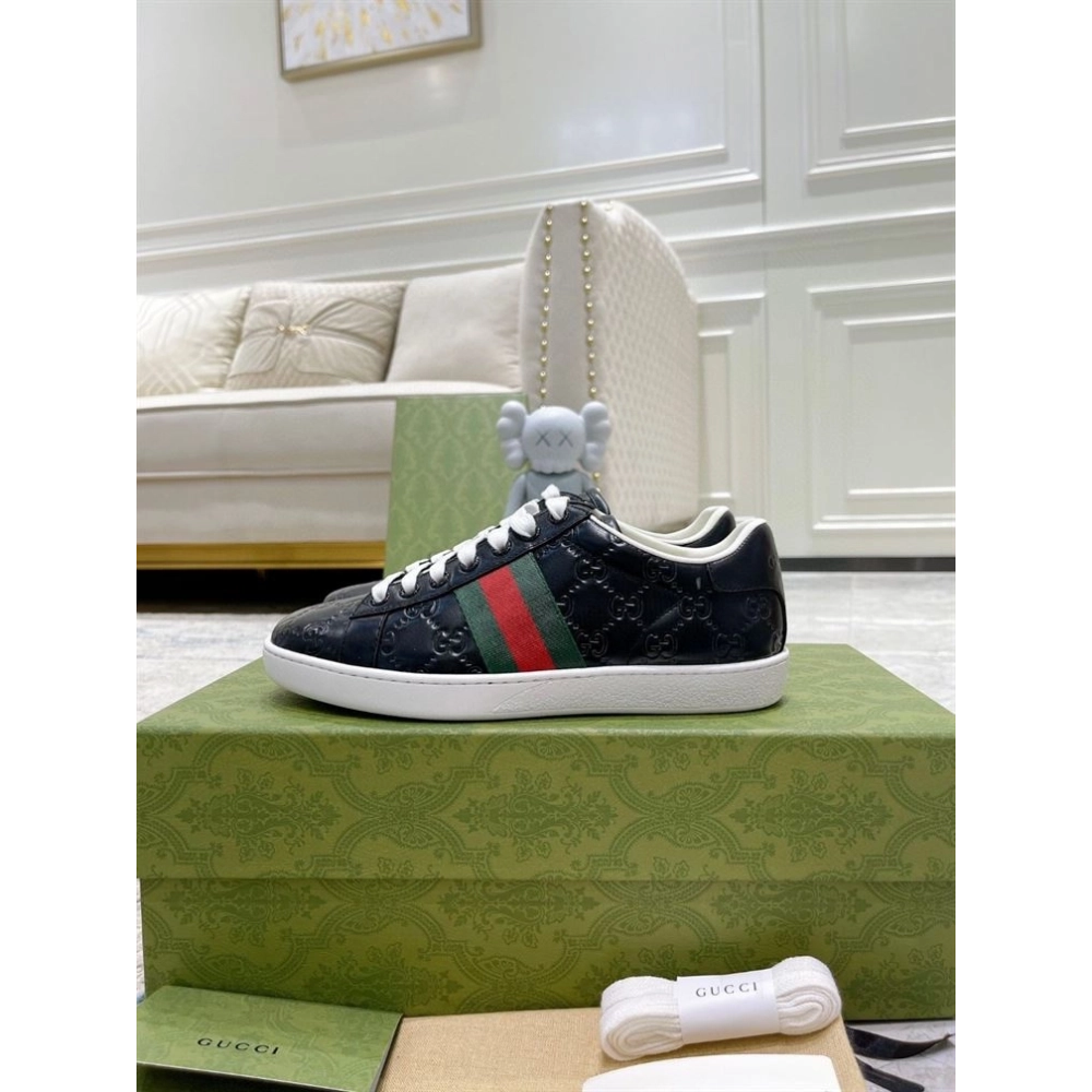 FashionStatement,GUCCI,IconicStyle,ItalianCraftsmanship,LuxuryFootwear,SNEAKER