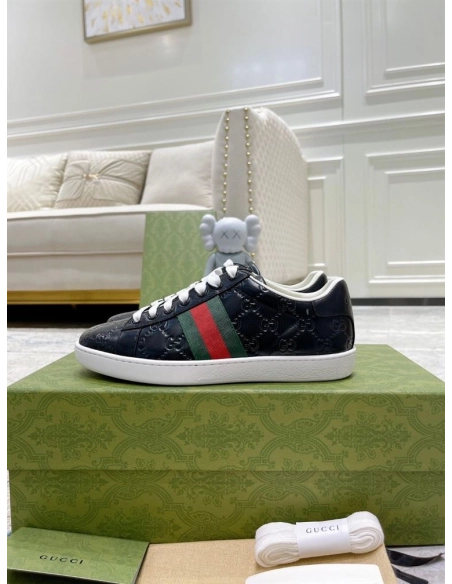 FashionStatement,GUCCI,IconicStyle,ItalianCraftsmanship,LuxuryFootwear,SNEAKER