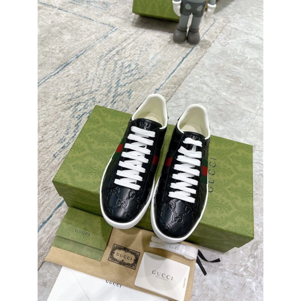 FashionStatement,GUCCI,IconicStyle,ItalianCraftsmanship,LuxuryFootwear,SNEAKER