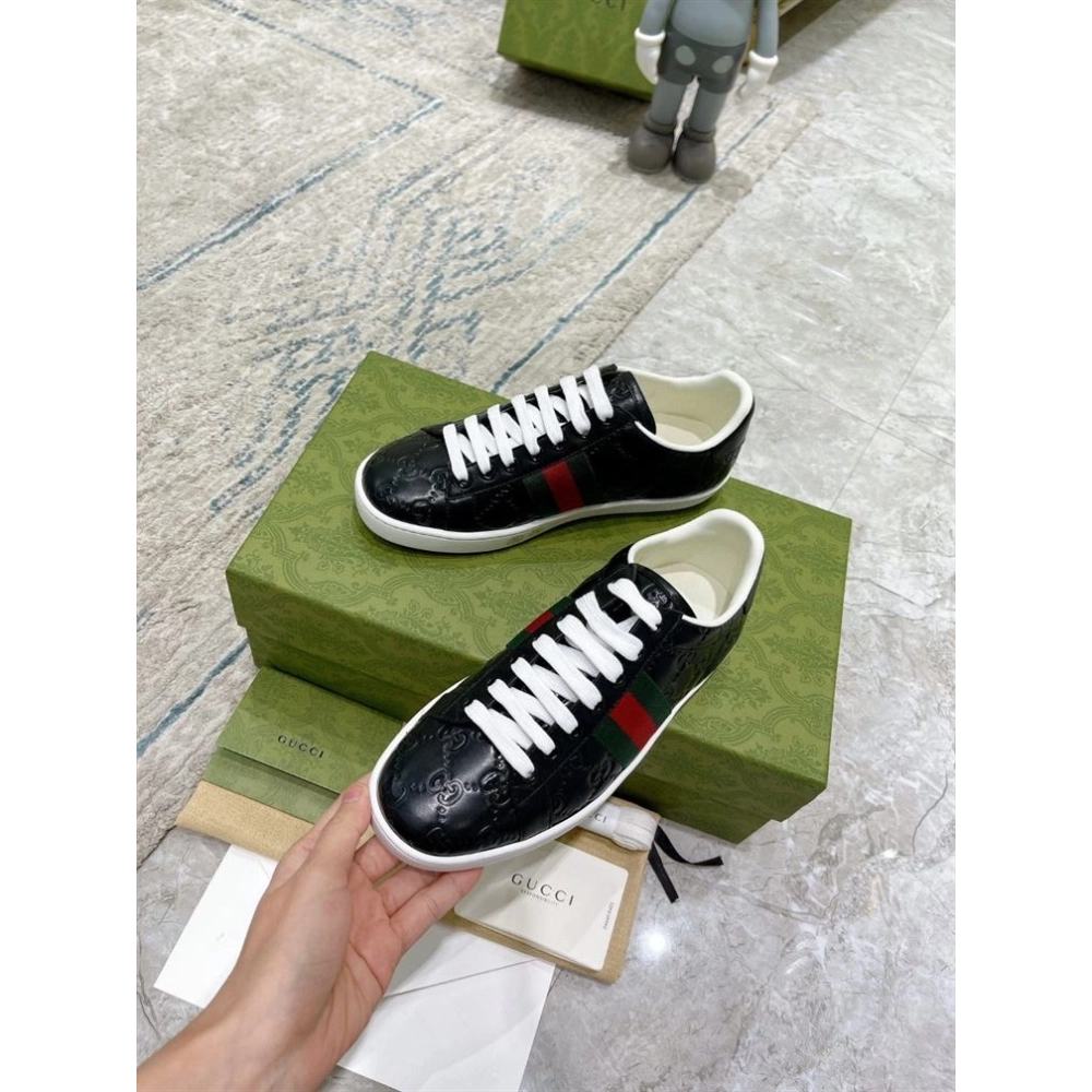 FashionStatement,GUCCI,IconicStyle,ItalianCraftsmanship,LuxuryFootwear,SNEAKER