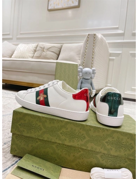 GUCCI,IconicStyle,ItalianCraftsmanship,LOW-TOP,LuxuryFootwear,SNEAKER
