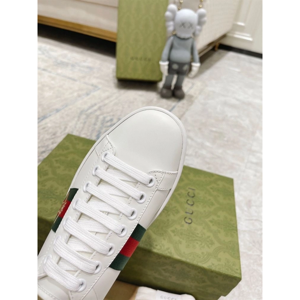GUCCI,IconicStyle,ItalianCraftsmanship,LOW-TOP,LuxuryFootwear,SNEAKER