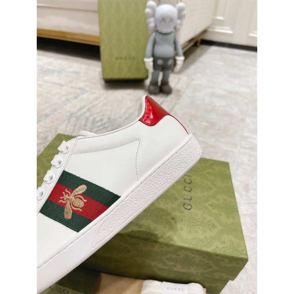GUCCI,IconicStyle,ItalianCraftsmanship,LOW-TOP,LuxuryFootwear,SNEAKER