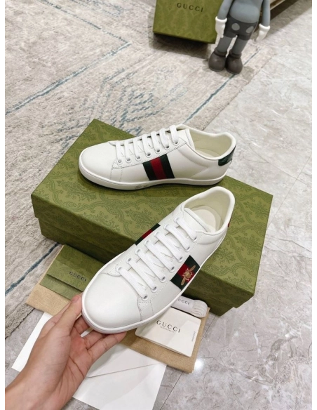 GUCCI,IconicStyle,ItalianCraftsmanship,LOW-TOP,LuxuryFootwear,SNEAKER