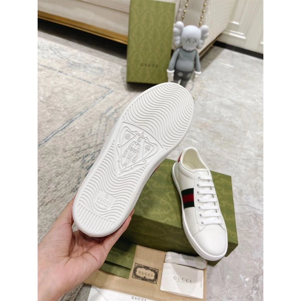 GUCCI,IconicStyle,ItalianCraftsmanship,LOW-TOP,LuxuryFootwear,SNEAKER