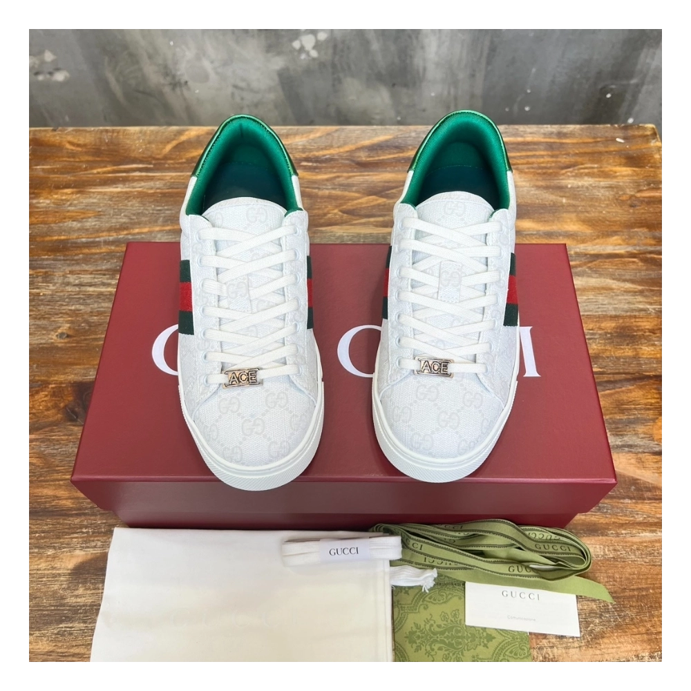 FashionStatement,GUCCI,IconicStyle,ItalianCraftsmanship,LuxuryFootwear,SNEAKER