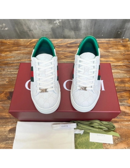 FashionStatement,GUCCI,IconicStyle,ItalianCraftsmanship,LuxuryFootwear,SNEAKER