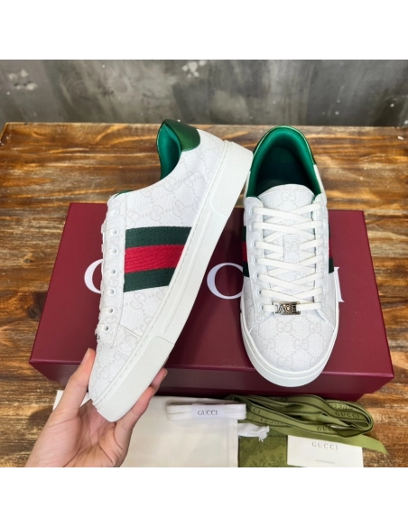 FashionStatement,GUCCI,IconicStyle,ItalianCraftsmanship,LuxuryFootwear,SNEAKER