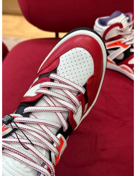 FashionStatement,GUCCI,IconicStyle,ItalianCraftsmanship,LuxuryFootwear,SNEAKER