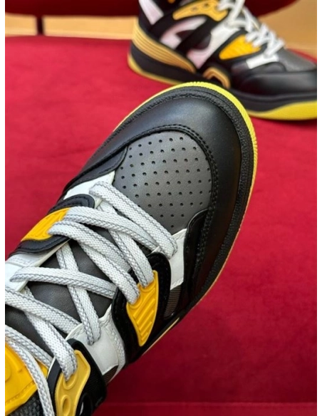 FashionStatement,GUCCI,IconicStyle,ItalianCraftsmanship,LuxuryFootwear,SNEAKER
