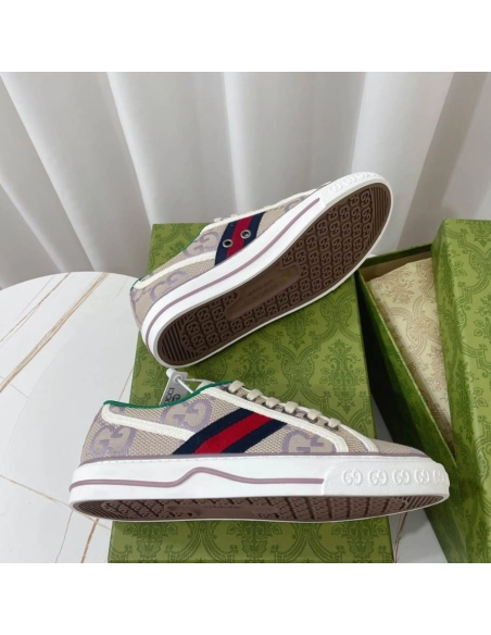 FashionStatement,GUCCI,IconicStyle,ItalianCraftsmanship,LuxuryFootwear,SNEAKER