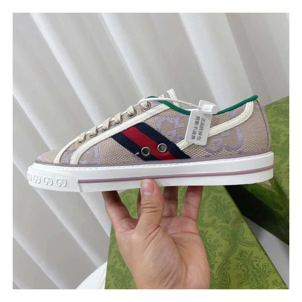 FashionStatement,GUCCI,IconicStyle,ItalianCraftsmanship,LuxuryFootwear,SNEAKER
