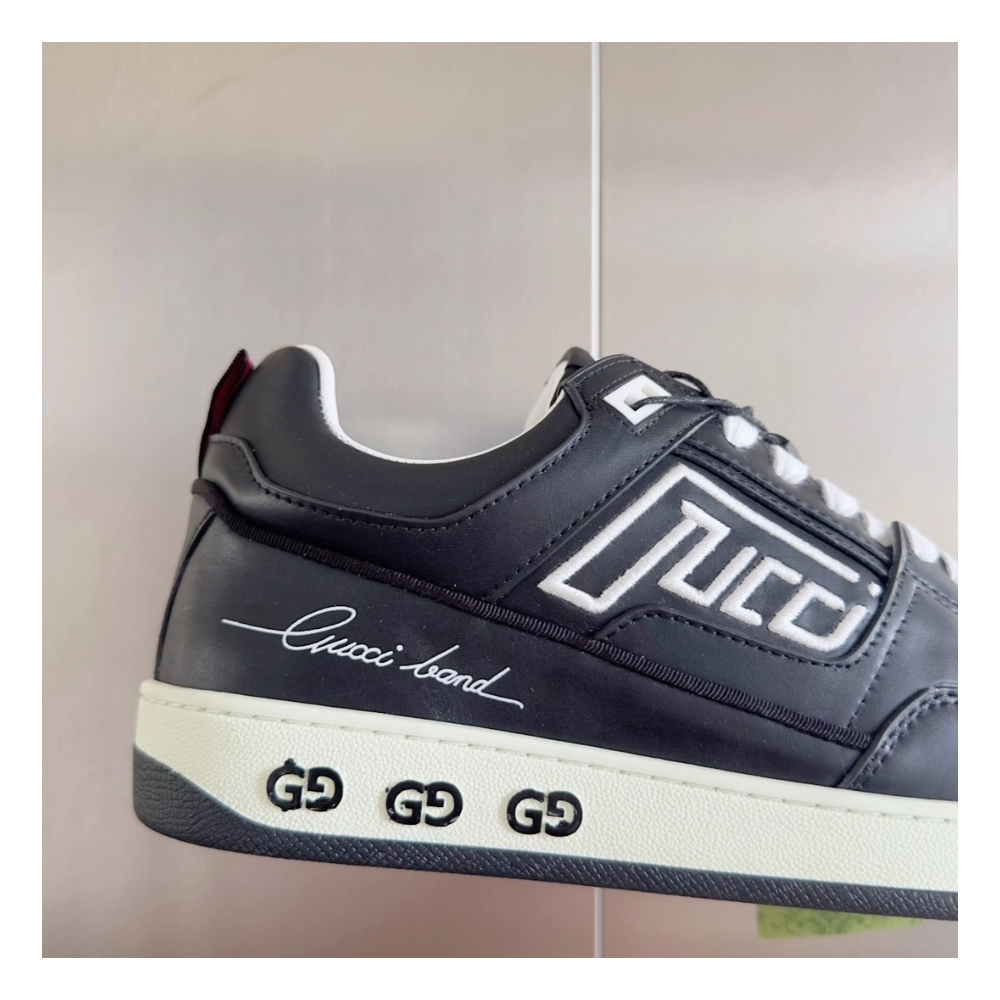 FashionStatement,GUCCI,IconicStyle,ItalianCraftsmanship,LuxuryFootwear,SNEAKER