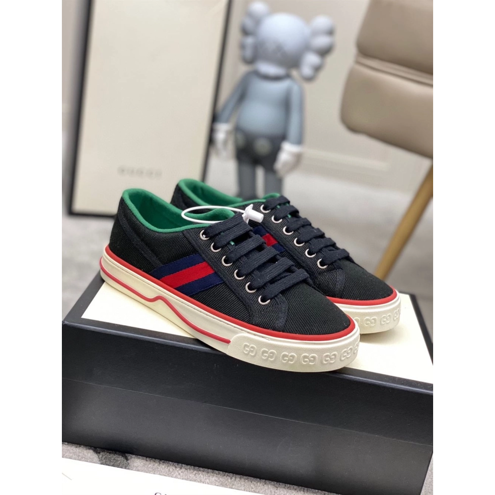 GUCCI,IconicStyle,ItalianCraftsmanship,LOW-TOP,LuxuryFootwear,SNEAKER