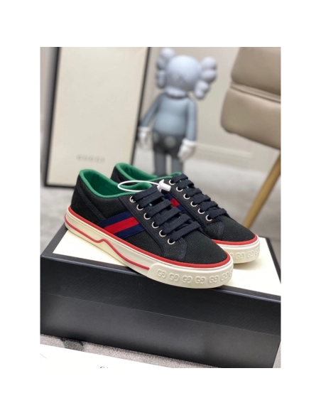 GUCCI,IconicStyle,ItalianCraftsmanship,LOW-TOP,LuxuryFootwear,SNEAKER