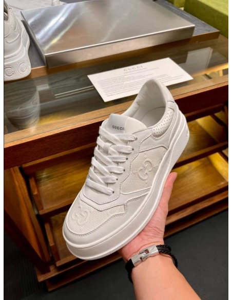 FashionStatement,GUCCI,IconicStyle,ItalianCraftsmanship,LuxuryFootwear,SNEAKER