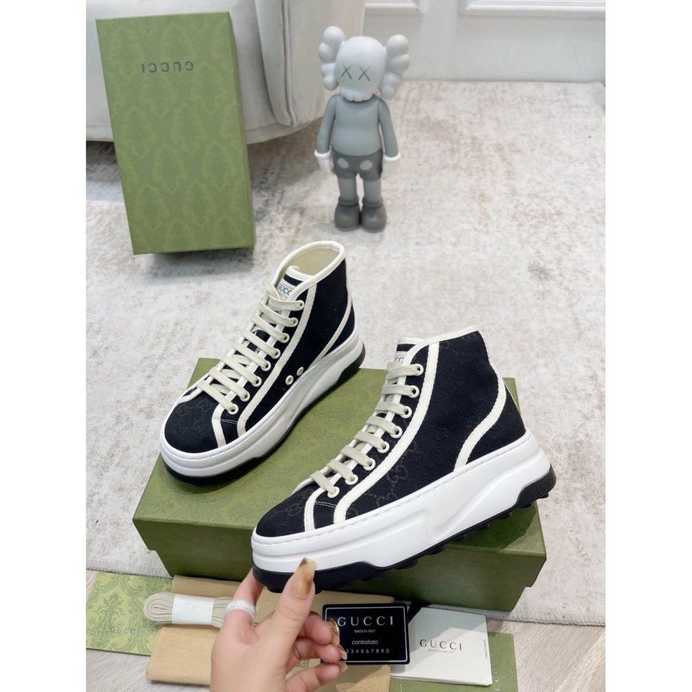 FashionStatement,GUCCI,IconicStyle,ItalianCraftsmanship,LuxuryFootwear,SNEAKER