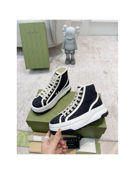 FashionStatement,GUCCI,IconicStyle,ItalianCraftsmanship,LuxuryFootwear,SNEAKER