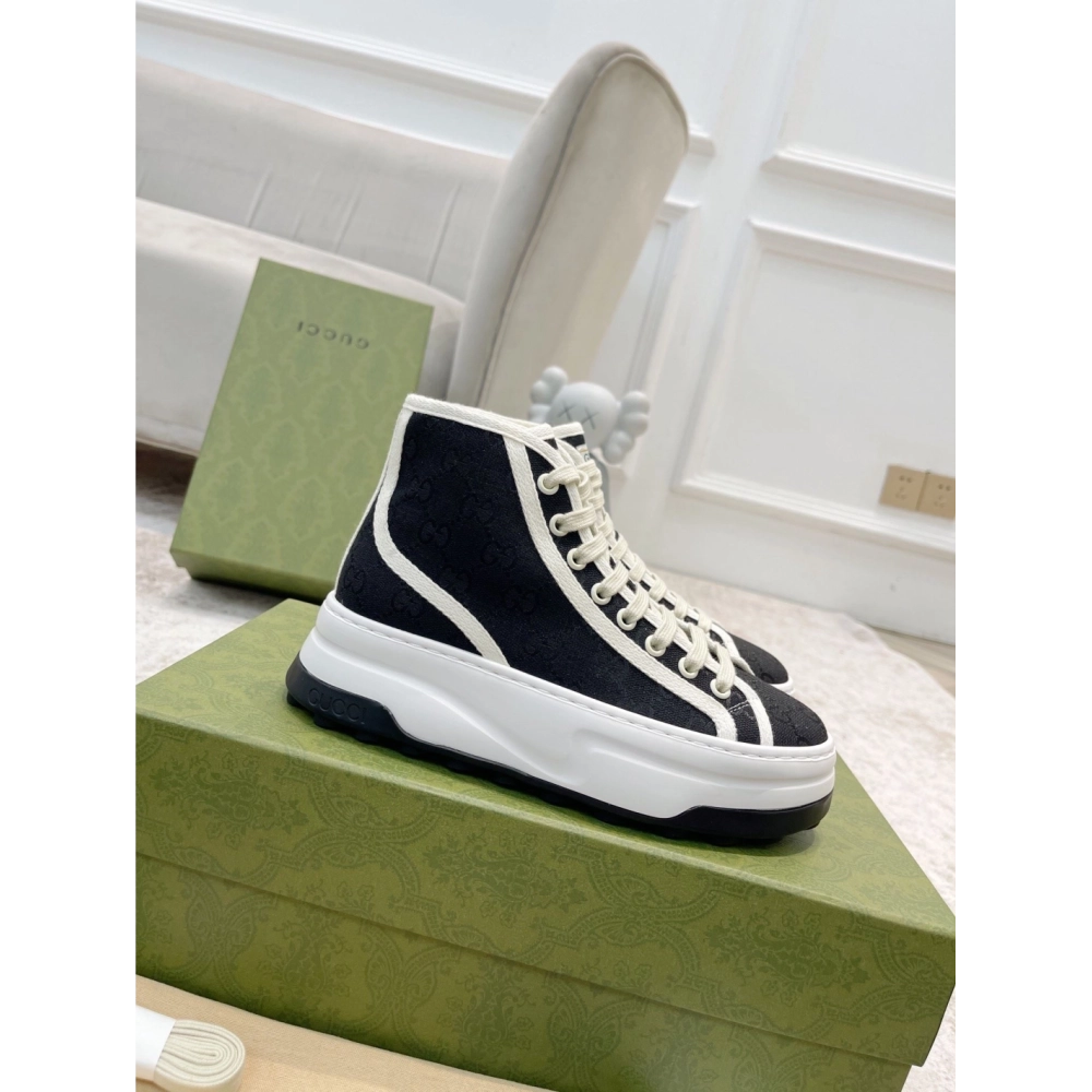 FashionStatement,GUCCI,IconicStyle,ItalianCraftsmanship,LuxuryFootwear,SNEAKER