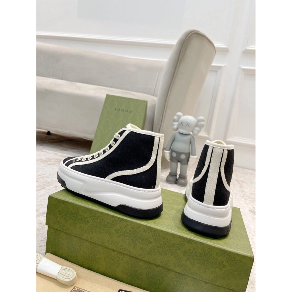 FashionStatement,GUCCI,IconicStyle,ItalianCraftsmanship,LuxuryFootwear,SNEAKER