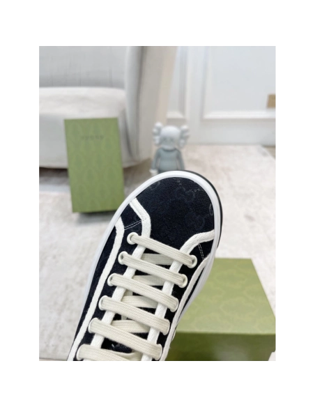 FashionStatement,GUCCI,IconicStyle,ItalianCraftsmanship,LuxuryFootwear,SNEAKER