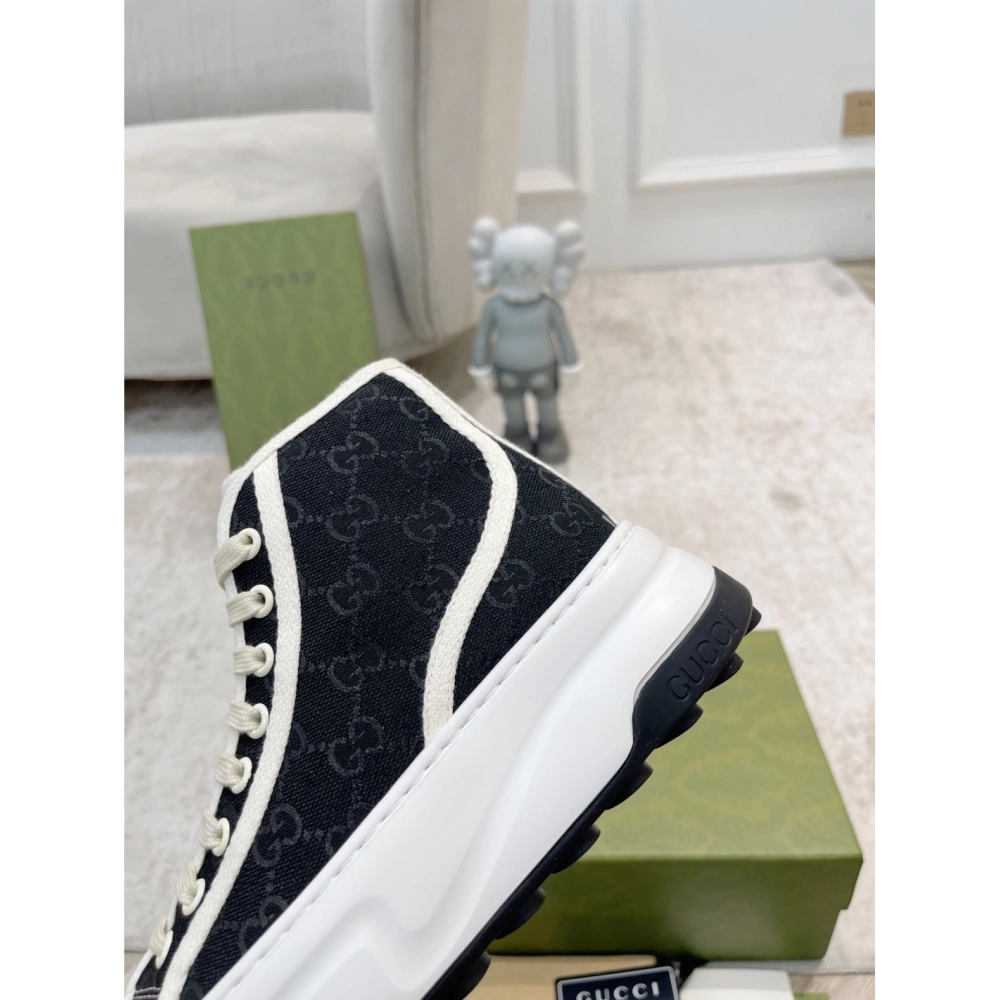 FashionStatement,GUCCI,IconicStyle,ItalianCraftsmanship,LuxuryFootwear,SNEAKER